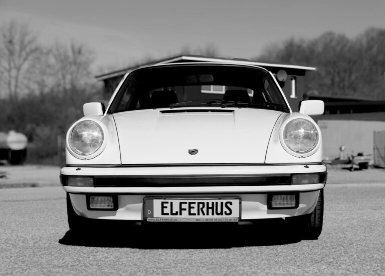 Weisser Porsche 911 G Modell. Dieser klassische Sportwagen wird von dem Porsche Spezialisten Elferhus angeboten.