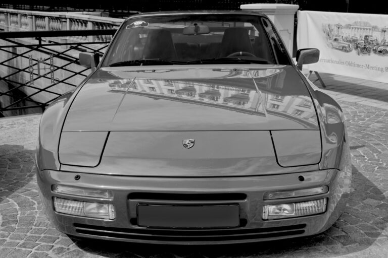 Schwarzweiss-Bild von einem Porsche 944 in einem Ausstellungsraum. Dieser klassische Sportwagen wird von dem Porsche Spezialisten Elferhus angekauft.