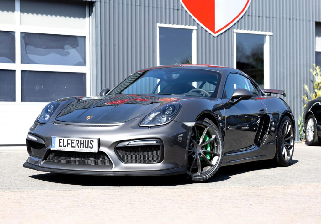 Grauer Porsche 981 vor der Porsche Werkstatt in Ratekau. Dieser klassische Sportwagen wird von dem Porsche Spezialisten Elferhus angekauft.