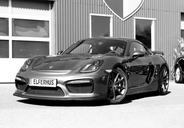 Schwarzweiss-Bild von einem Porsche 981 vor der Porsche Werkstatt in Ratekau. Dieser klassische Sportwagen wird von dem Porsche Spezialisten Elferhus angekauft.