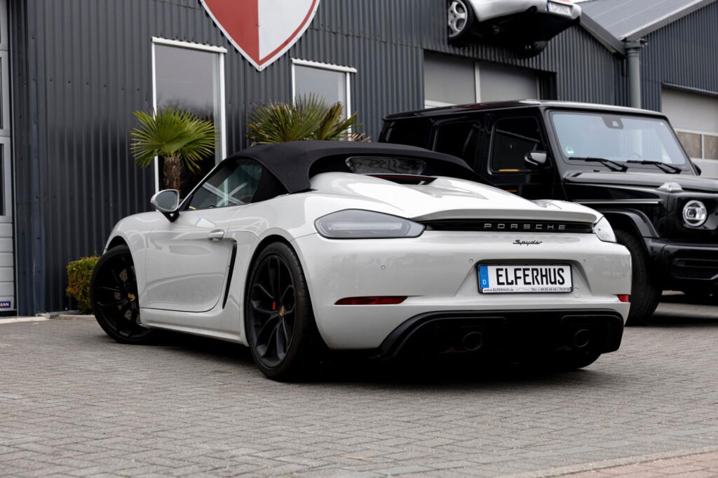 Grauer Porsche 911 Cabrio mit Elferhus Kennzeichen – ein Beispiel für die sorgfältig ausgewählten Klassiker aus dem Elferhus Portfolio.
