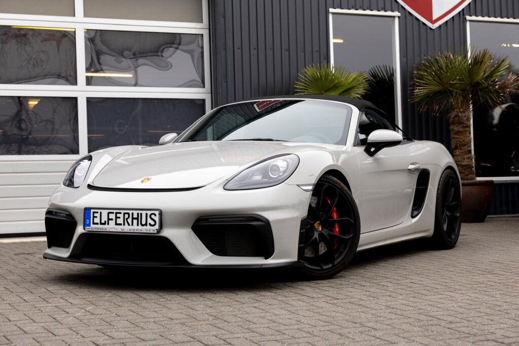 Grauer Porsche 911 Cabrio mit Elferhus Kennzeichen – ein Beispiel für die sorgfältig ausgewählten Klassiker aus dem Elferhus Portfolio.