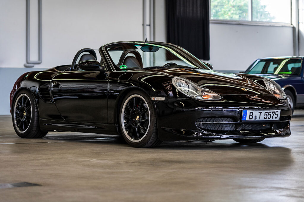 Schwarzer Porsche 986 präsentiert sich in einer Halle. Dieser klassische Sportwagen wird von dem Porsche Spezialisten Elferhus angekauft.