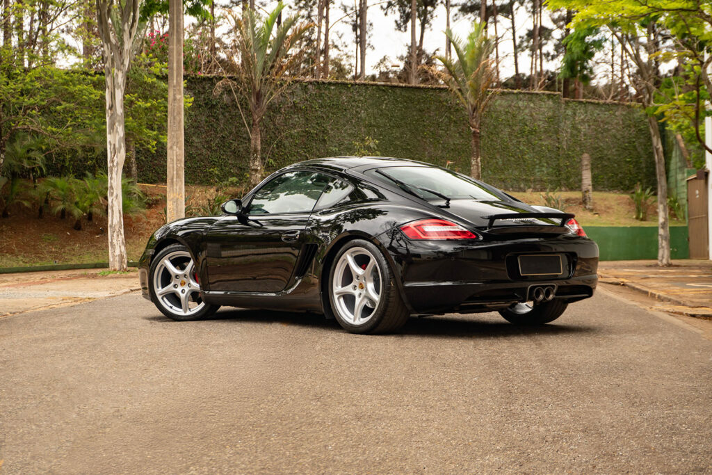 Schwarzer Porsche 987 Cayman – ein Beispiel für die sorgfältig ausgewählten Klassiker aus dem Elferhus Portfolio.