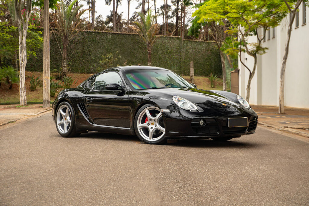 Schwarzer Porsche 987 Cayman – ein Beispiel für die sorgfältig ausgewählten Klassiker aus dem Elferhus Portfolio.