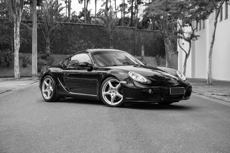 Schwarzweiss bild eines Porsche 987 Cayman – ein Beispiel für die sorgfältig ausgewählten Klassiker aus dem Elferhus Portfolio.
