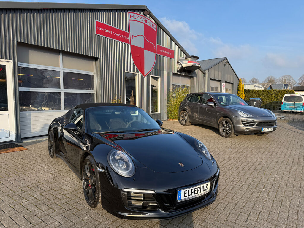 Schwarzer Porsche 991 vor der Porsche Werkstatt in Ratekau. Dieser klassische Sportwagen wird von dem Porsche Spezialisten Elferhus angekauft.