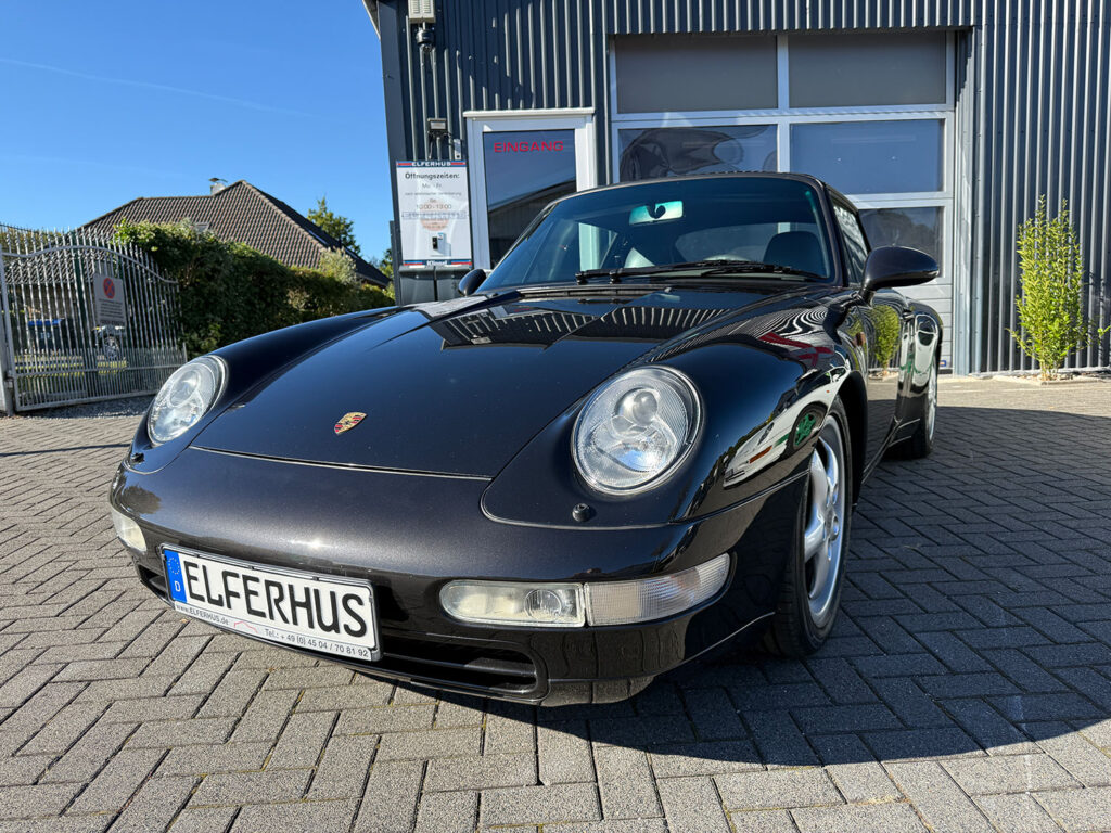 Schwarzer Porsche 993 vor der Porsche Werkstatt in Ratekau. Dieser klassische Sportwagen wird von dem Porsche Spezialisten Elferhus angekauft.