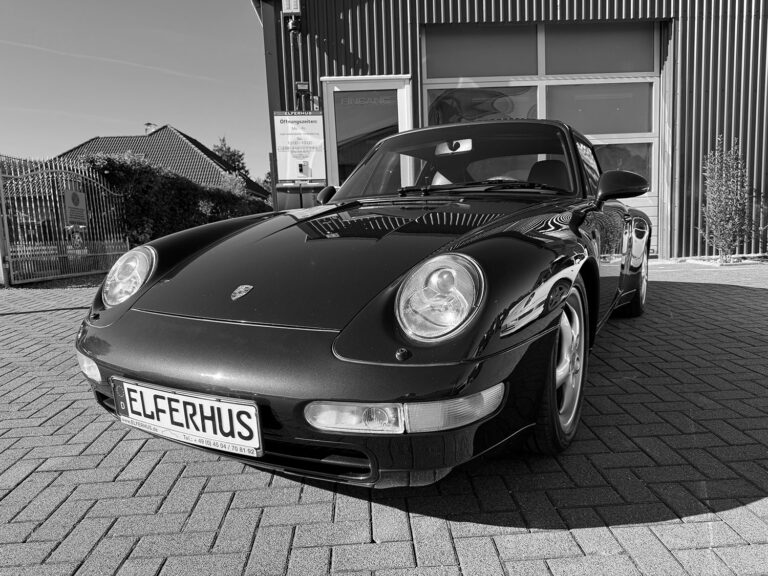 Schwarzweiss Bild eines Porsche 993 vor der Porsche Werkstatt in Ratekau. Dieser klassische Sportwagen wird von dem Porsche Spezialisten Elferhus angekauft.