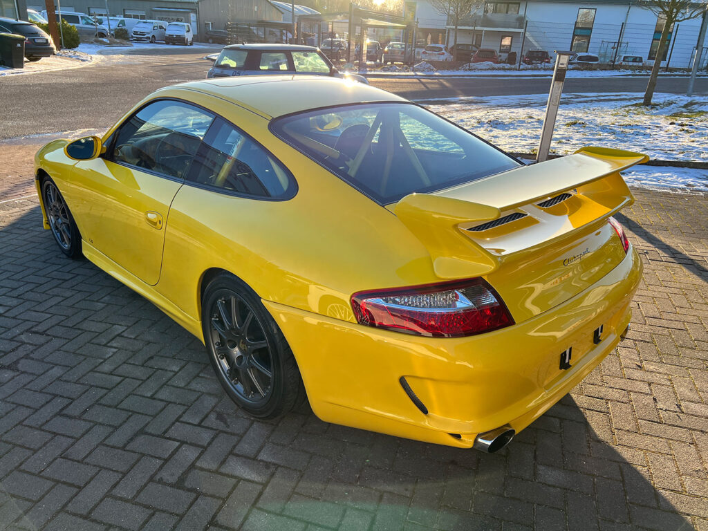 Gelber Porsche 996 vor der Porsche Werkstatt in Ratekau. Dieser klassische Sportwagen wird von dem Porsche Spezialisten Elferhus angekauft.