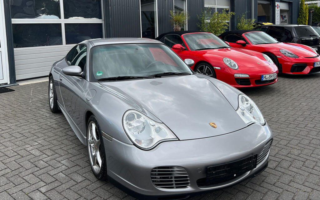 Grauer Porsche 996 vor der Porsche Werkstatt in Ratekau. Dieser klassische Sportwagen wird von dem Porsche Spezialisten Elferhus angekauft.