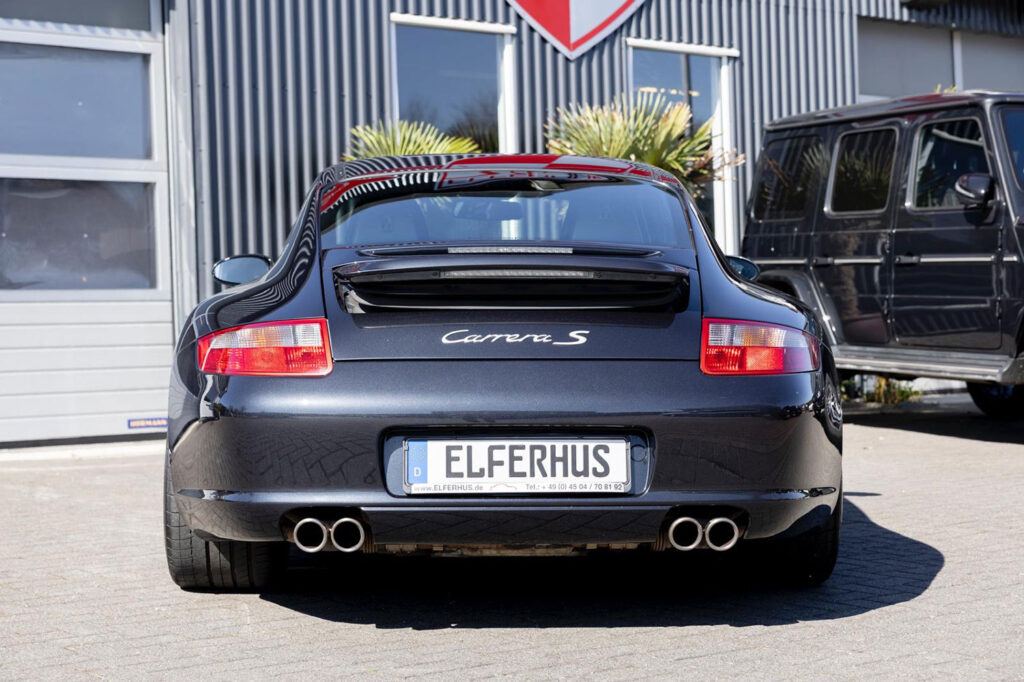 Schwarzer Porsche 997 vor der Porsche Werkstatt in Ratekau in der Heckansicht. Dieser klassische Sportwagen wird von dem Porsche Spezialisten Elferhus angekauft.