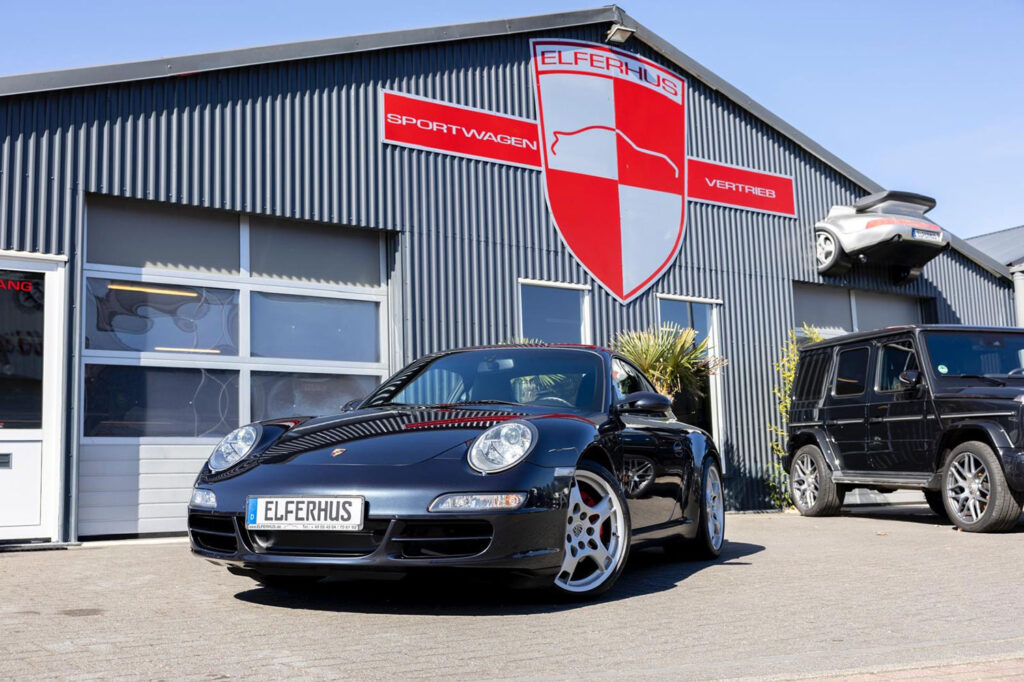 Schwarzer Porsche 997 vor der Porsche Werkstatt in Ratekau. Dieser klassische Sportwagen wird von dem Porsche Spezialisten Elferhus angekauft.