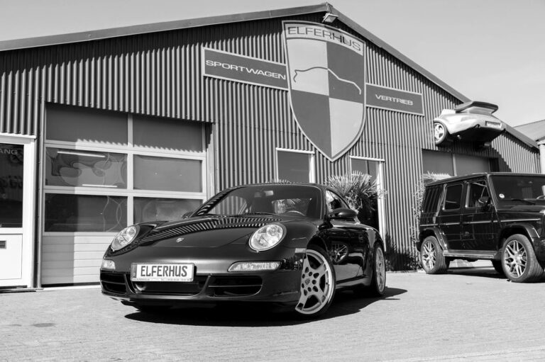 Schwarzweiss Bild eines Porsche 997 vor der Porsche Werkstatt in Ratekau. Dieser klassische Sportwagen wird von dem Porsche Spezialisten Elferhus angekauft.
