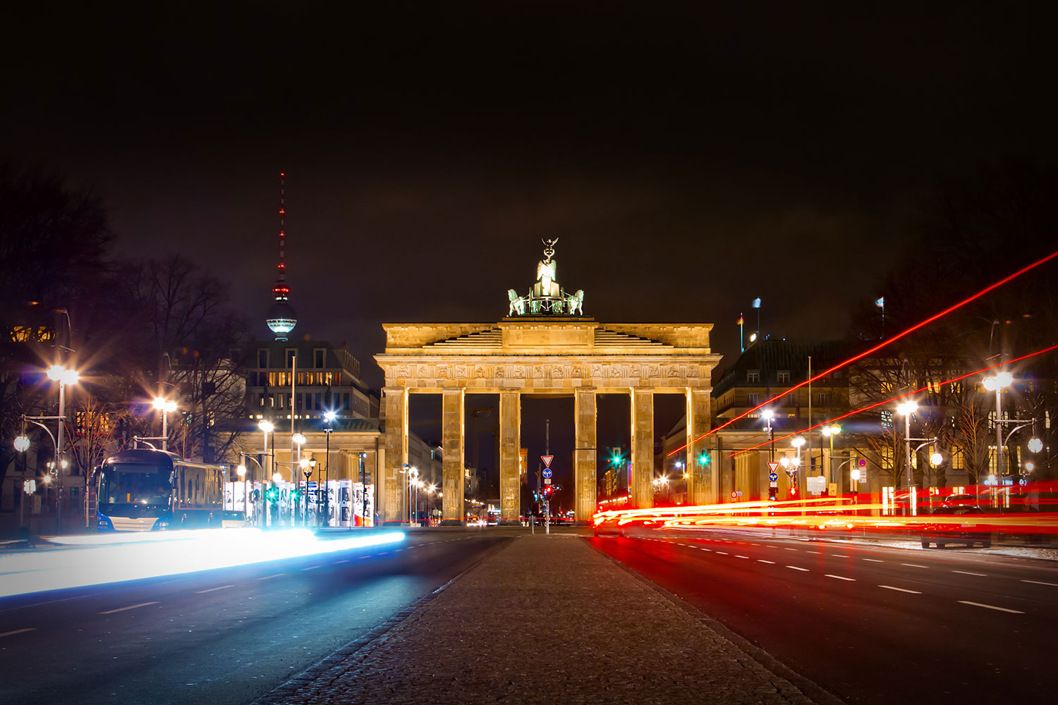 Berliner Tor bei Nacht mit Langzeitbelichtung – Porsche verkaufen in Berlin mit Elferhus.