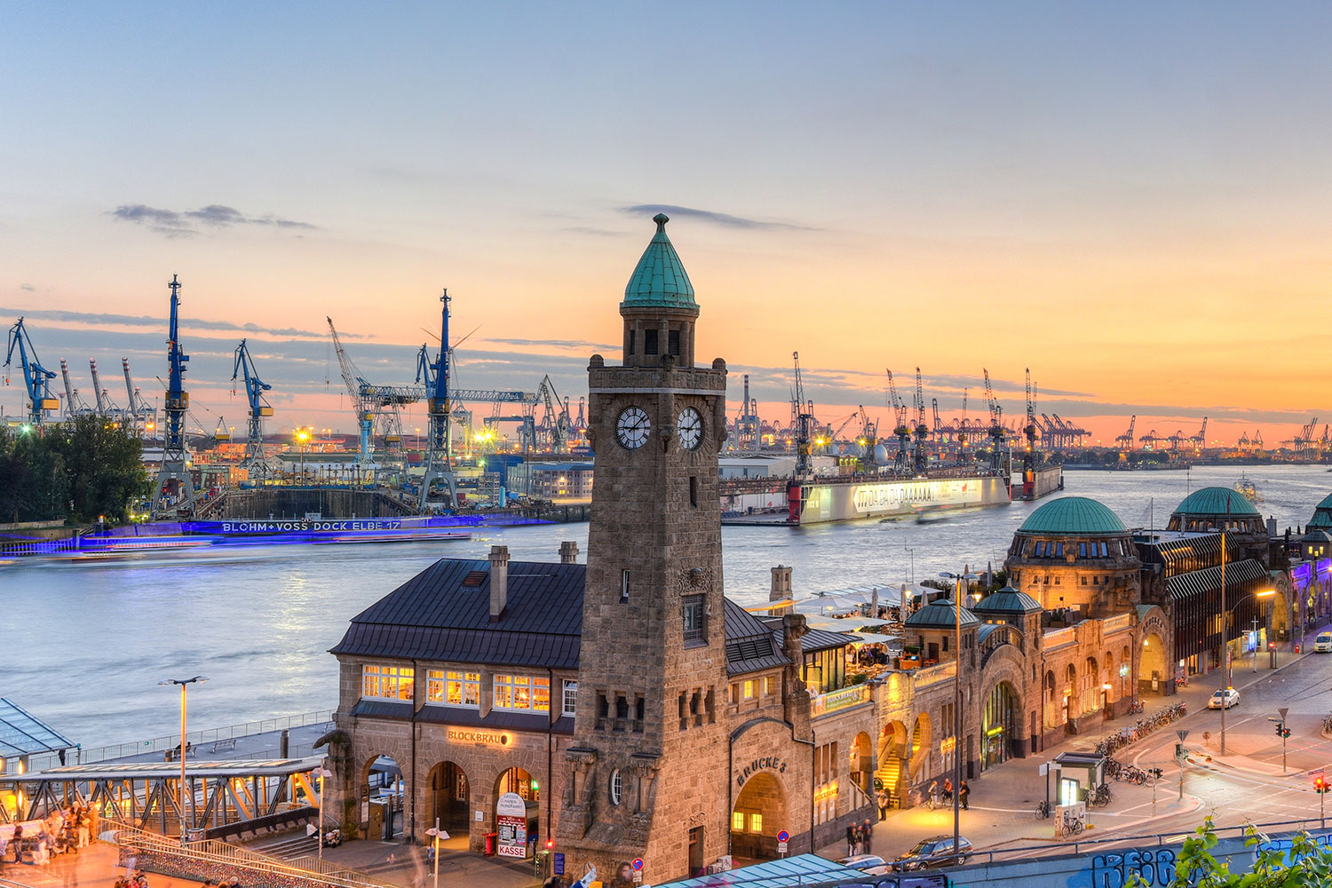 Landungsbrücken am Hamburger Hafen bei Sonnenuntergang – Porsche verkaufen in Hamburg mit Elferhus.