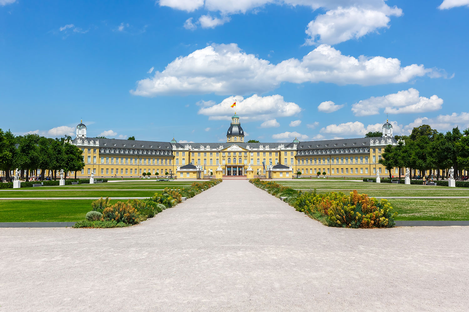Historisches Schloss Karlsruhe mit Schlossgarten – Porsche verkaufen in Karlsruhe mit Elferhus.