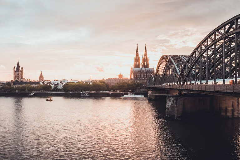 Rheinbrücke mit Kölner Dom im Hintergrund – Porsche verkaufen in Köln mit Elferhus.