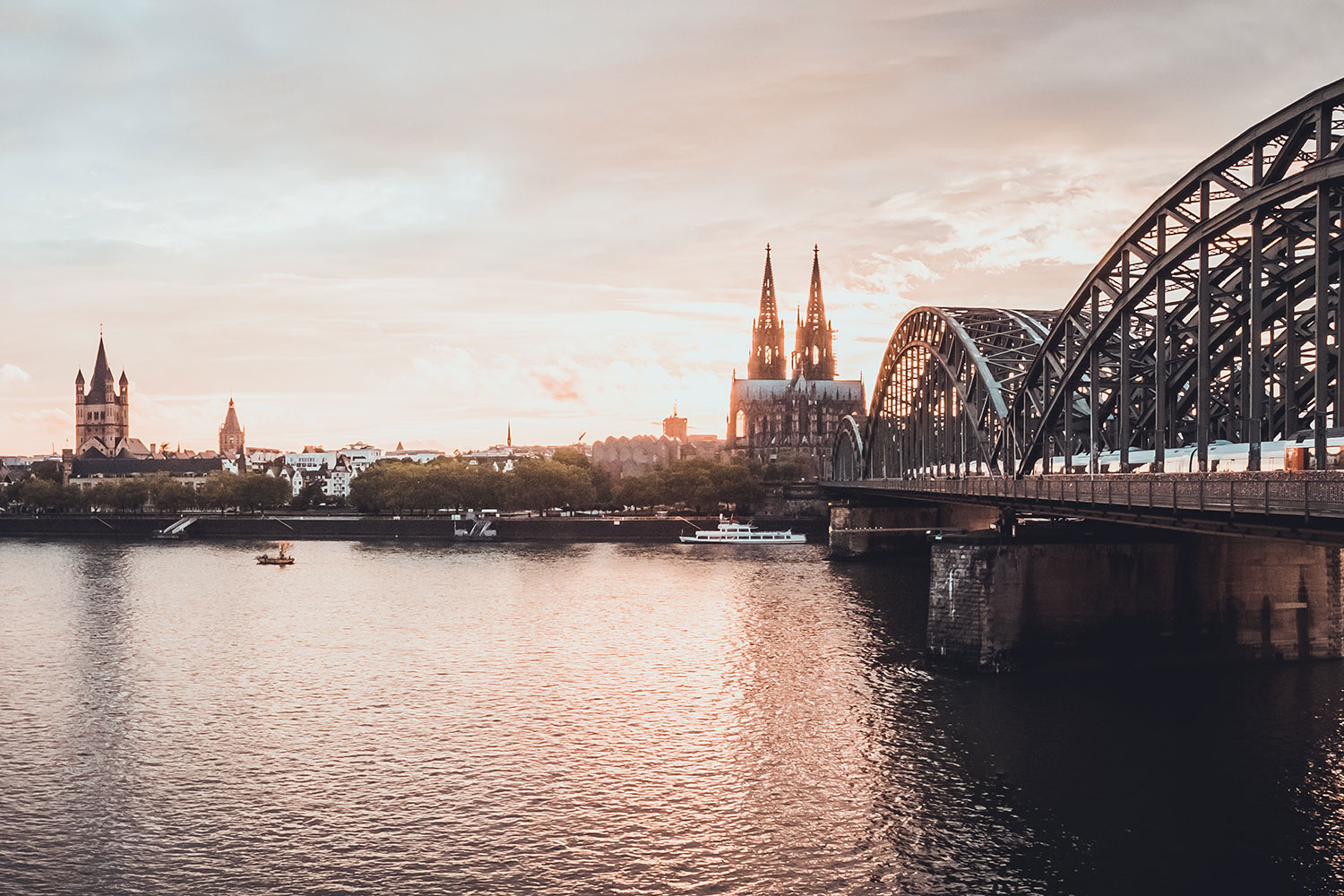 Rheinbrücke mit Kölner Dom im Hintergrund – Porsche verkaufen in Köln mit Elferhus.