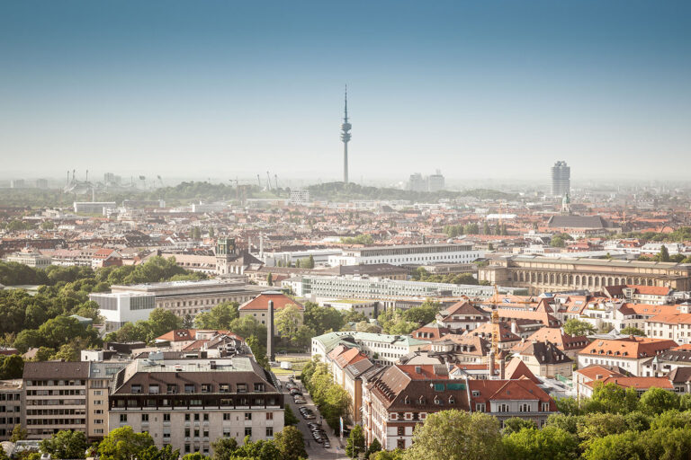 Blick auf die Stadt München und den Fernsehturm – Porsche verkaufen in München mit Elferhus.